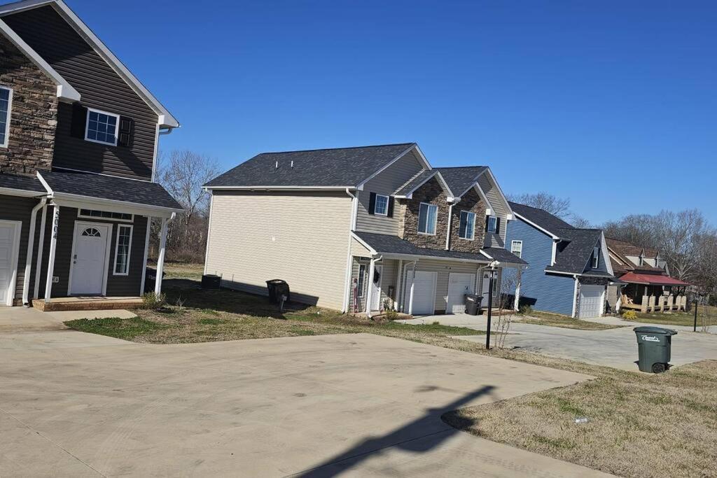 Gorgeous 3 Bedroom Home With Cable Tv In All Rooms & Free Wi-Fi Concord Exterior photo